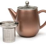 Elegant roestvrijstalen theepot met rozenkleurige afwerking, inclusief stoomfilter, perfect voor het zetten van thee bij De Heeren van 17.