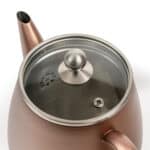 Modern roestvrijstalen waterkoker met een matte, warme rose kleur en strak design, ideaal voor snel en veilig water koken in iedere keuken.