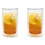 Frisse citroen-iced tea met ijsblokjes en schijfjes lemon in heldere glazen.