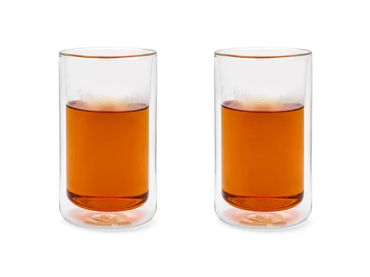 Mooie cocktail glaasjes met amberkleurige drank, perfect voor feestelijke gelegenheden of borrels. Modern en stijlvol design, ideaal voor evenementen van De Heeren van 17.