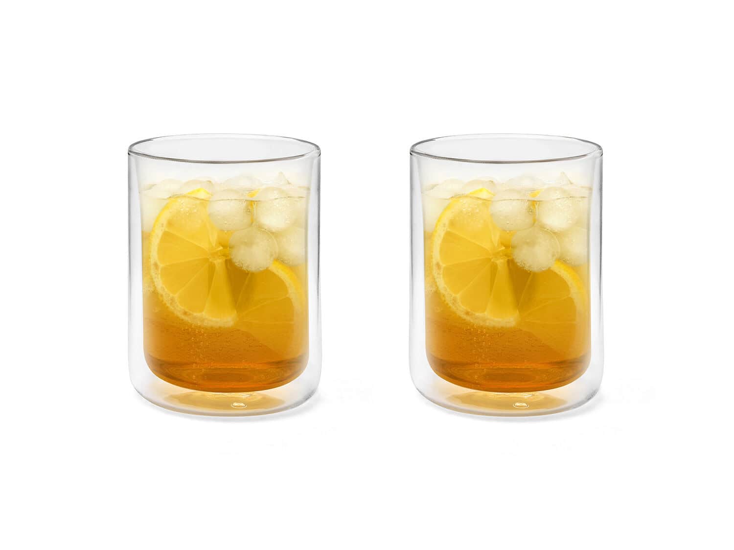 Fris water met citroen en ijs in glazen, verfrist en geschikt voor een gezellige borrel.