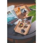 Deluxe ontbijtbord met verse macarons en vers fruit, met een kan thee en boeken op een moderne tafel, perfect voor een gezellige ochtend bij De Heeren van 17.