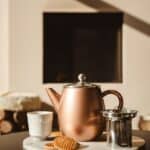 Rookkan, thee, en koek op een houten dienblad, ontspannen sfeer, gezellige theesessie, vintage stijl, stijlvolle kop en theepot, warm licht, modern interieur, comfortabel setting, de Heeren van 17.