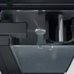 Lage resolutie van een centrale waterafvoer in een modern vaatwasmachine met open afvoergoot voor optimale waterafvoer.