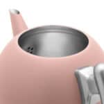 Rosekleurige waterkoker met automatische uitschakeling en ergonomisch design, ideaal voor het snel en veilig koken van water in moderne huishoudens.