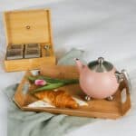 Gezellig ontbijt op bed met koffie, croissant en tulpen, perfect voor een ontspannen ochtend bij De Heeren van 17.