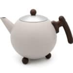 Unieke theepot met moderne rond vorm en houten accenten, perfect voor stijlvolle theemomenten bij De Heeren van 17.