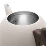 Minimalistische witte waterkoker met houten handvat, strak design en functioneel thee- en waterverwarmingsapparaat.