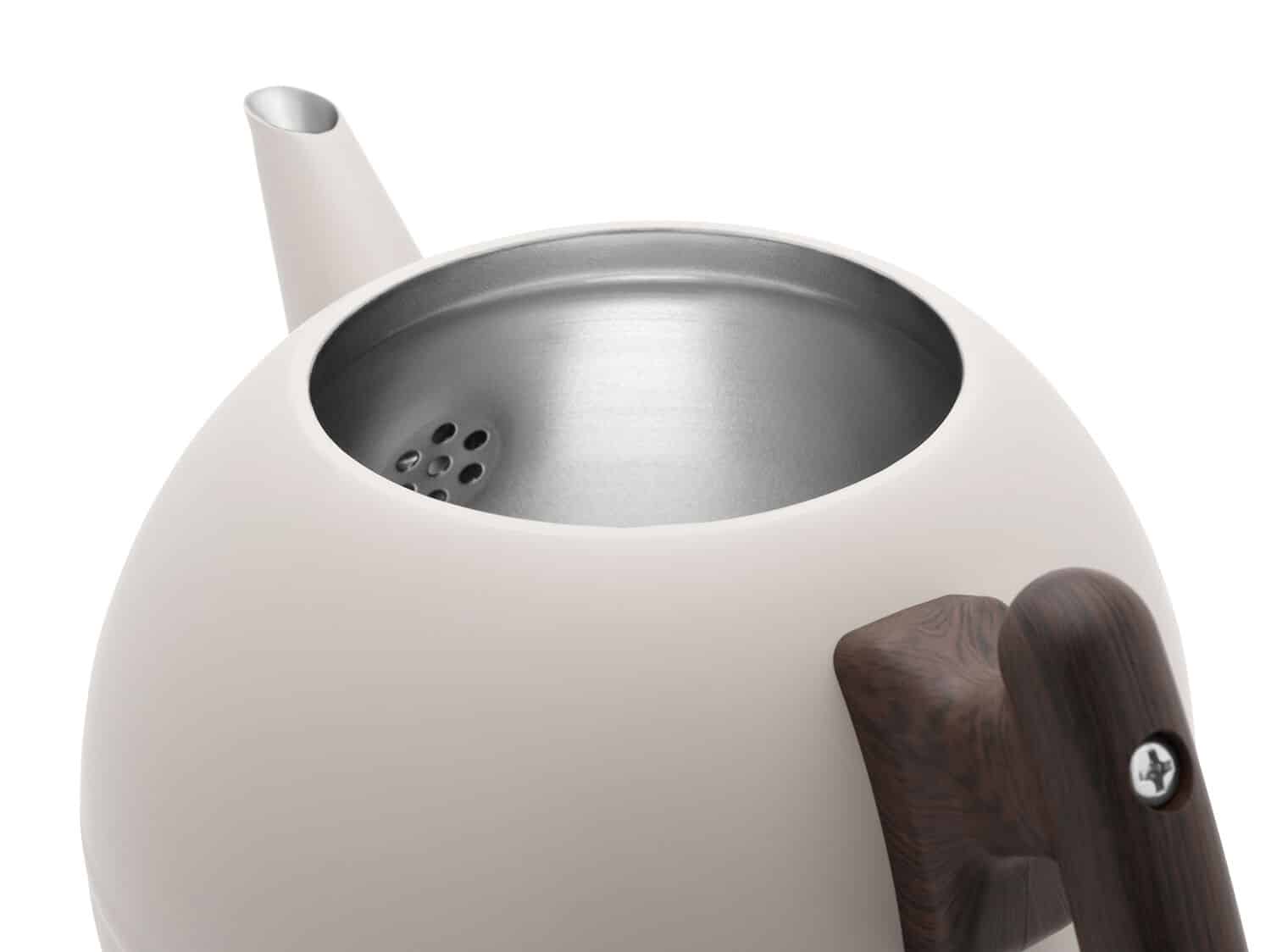 Minimalistische witte waterkoker met houten handvat, strak design en functioneel thee- en waterverwarmingsapparaat.