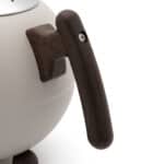 Elegante witte theepot met houten handvat, modern en stijlvol ontwerp, perfect voor theeliefhebbers en interieurdecoratie.