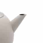 Robuuste, minimalistische theepot in wit met zwarte afwerking aan de tuit, perfect voor stijlvolle thee-thee-ervaringen.