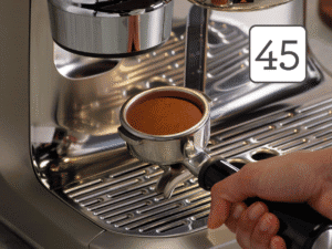 Koffiezetapparaat met verse espresso, barista hand, professionele koffiebereiding, De Heeren van 17, koffie specialiteiten, vers gezet koffie voor gasten.