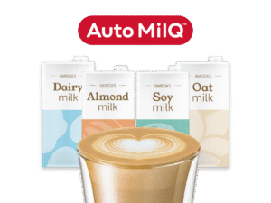 Auto MIIQ notitieblok met vier smaken plantaardige melk: Dairy, Almond, Soy en Oat, perfect voor koffieliefhebbers. Talentvolle productpresentatie met een latte kunstwerk op de voorgrond.