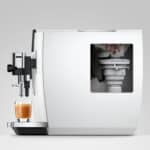 Automatische espressomachine voor koffie en espresso, inclusief vers gemalen koffiebonen en dampkap voor luxe koffiegenot.