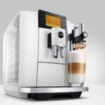 Hoogwaardige volautomatische espressomachine voor koffie en espresso, met modern design en gebruiksvriendelijke touchscreen bediening.