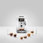 Robuuste espresso machine met stoompijpje en digitale bediening, om thuis of op kantoor koffie te zetten.