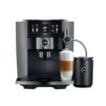 Luxueuze Jura vollautomatische koffiemachine met touchscreen voor professionele koffiecreaties.