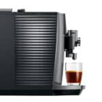 Koffiemachine met vers gezette espresso in een glas, perfect voor koffie liefhebbers.