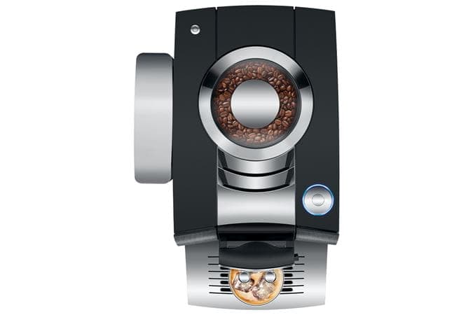 Versgeperkt koffiezetapparaat met koffieboontjes en gemalen koffie, ideaal voor kwalitatieve koffie.