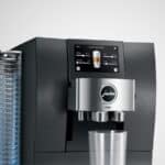 Een moderne Jura koffiemachine met digitaal bedieningspaneel, ideaal voor het zetten van specialty koffie zoals espresso en cappuccino. Perfect voor horeca en kantooromgevingen.