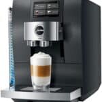 Compacte koffie- en espressomachine voor horeca en catering, ideaal voor het bereiden van veelzijdige koffiespecialiteiten met gebruiksvriendelijk touchscreen.