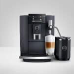 Universale Jura koffiemachine voor ambachtelijke koffie met professionele functies en melkopschuimer, perfect voor thuis of kantoor.