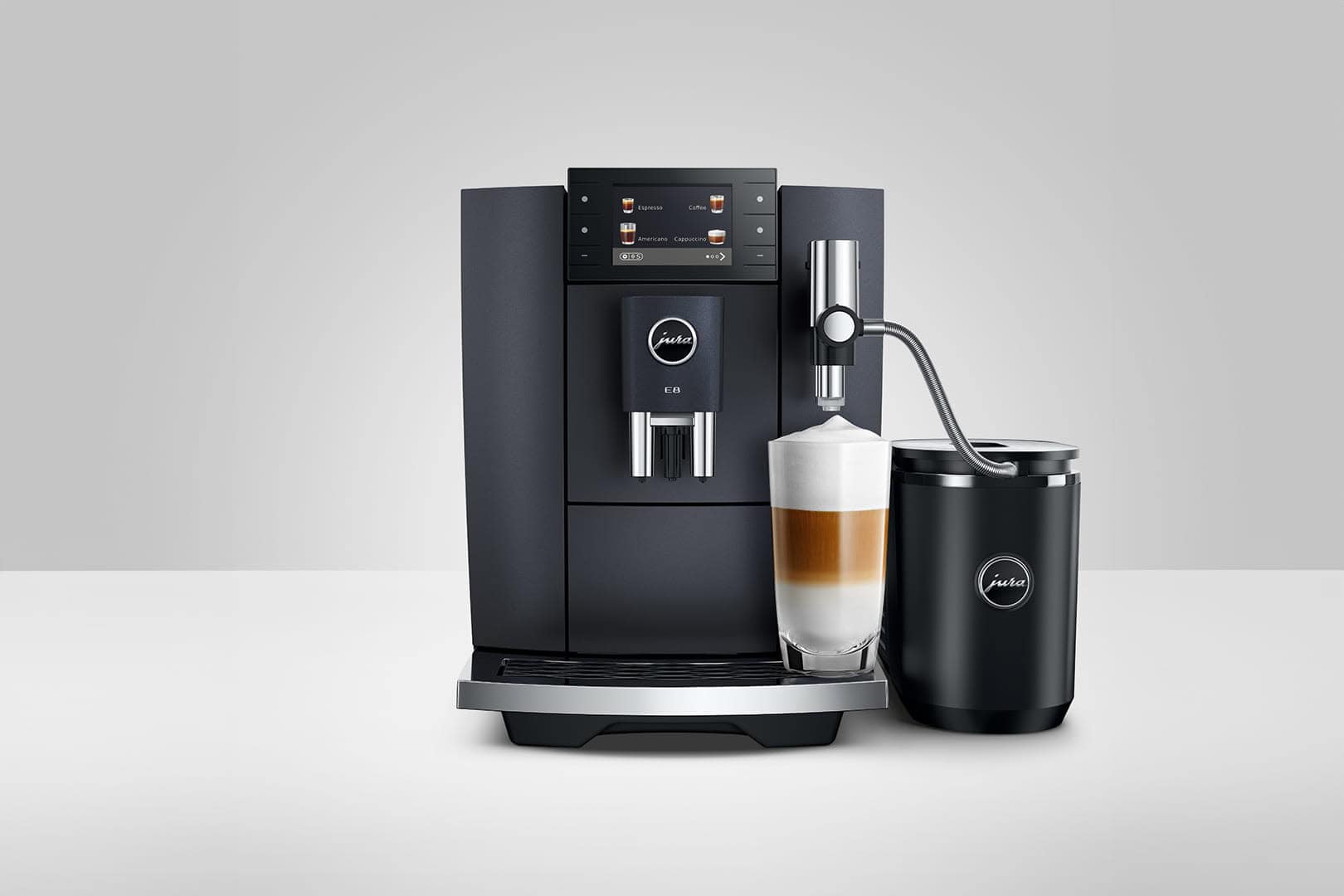Universale Jura koffiemachine voor ambachtelijke koffie met professionele functies en melkopschuimer, perfect voor thuis of kantoor.