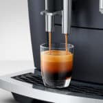 Modernes Kaffeevollautomaten voor De Heeren van 17 met verse espresso in een glas.