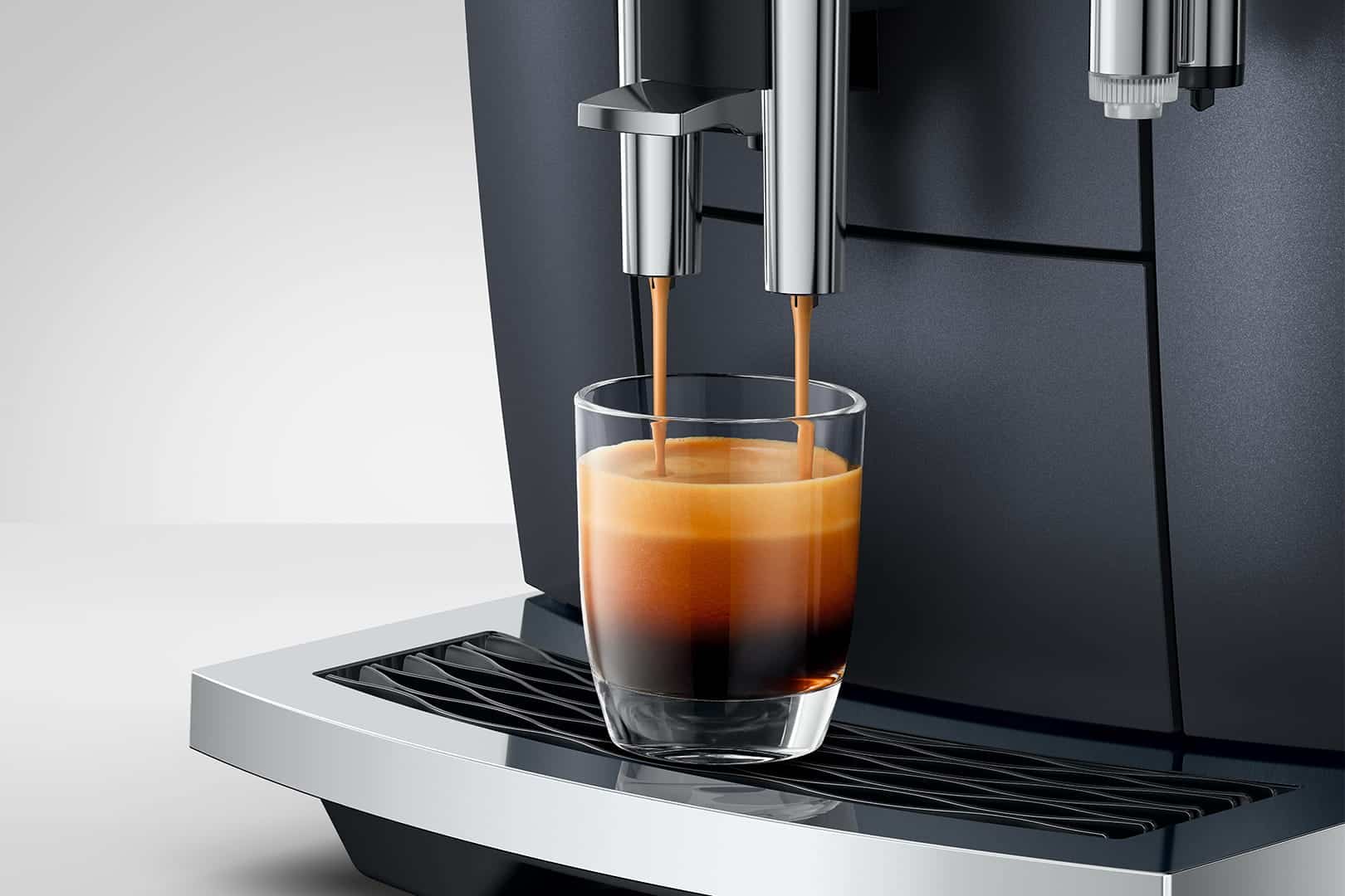 Modernes Kaffeevollautomaten voor De Heeren van 17 met verse espresso in een glas.