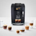 Elegante koffiezetapparaat met verschillende koffiegenotjes, inclusief espresso, cappuccino en latte macchiato, geschikt voor thuisgebruik of horeca.