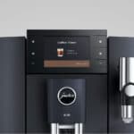 Moderne koffiemachine met digitaal bedieningspaneel voor het bereiden van perfect koffie bij De Heeren van 17.
