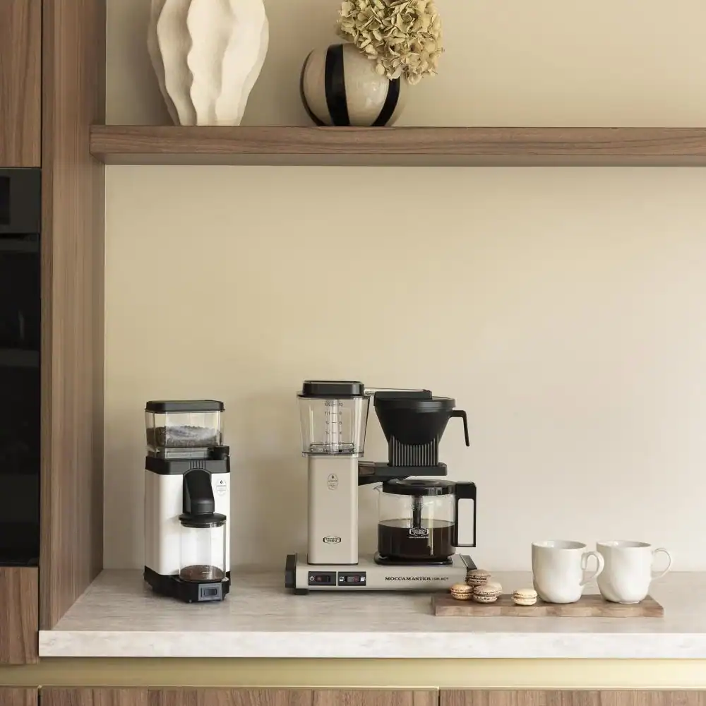 Moccamaster KBG Select Sandstone in keuken sfeerbeeld, De Heeren van 17
