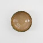 Matcha Bowl Cha Oribe bovenaanzicht glazuur detail groen bruin stoneware