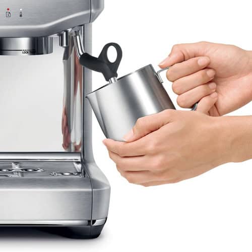 Melk opschuimen met de stoompijp van de Sage Barista Express Impress