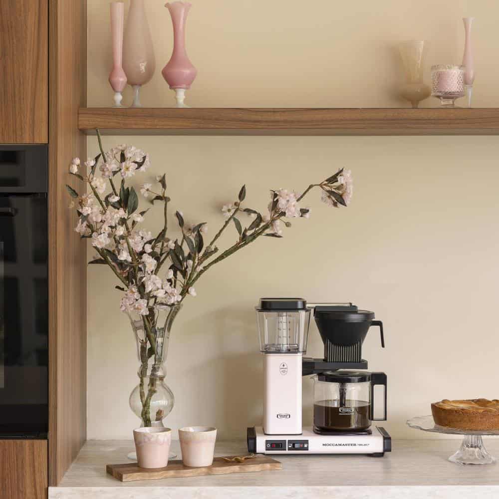 Moccamaster KBG Select Cherry Blossom in de keuken